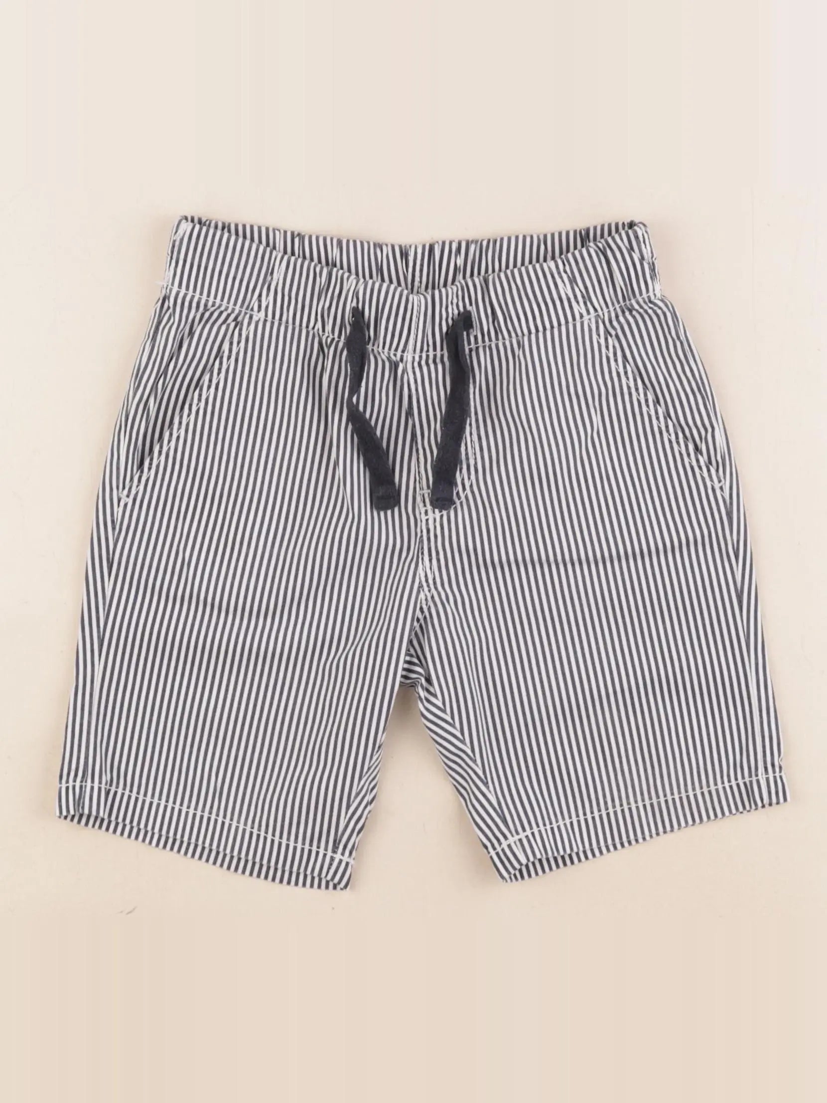 H&M - short bleu - 3/4 ans