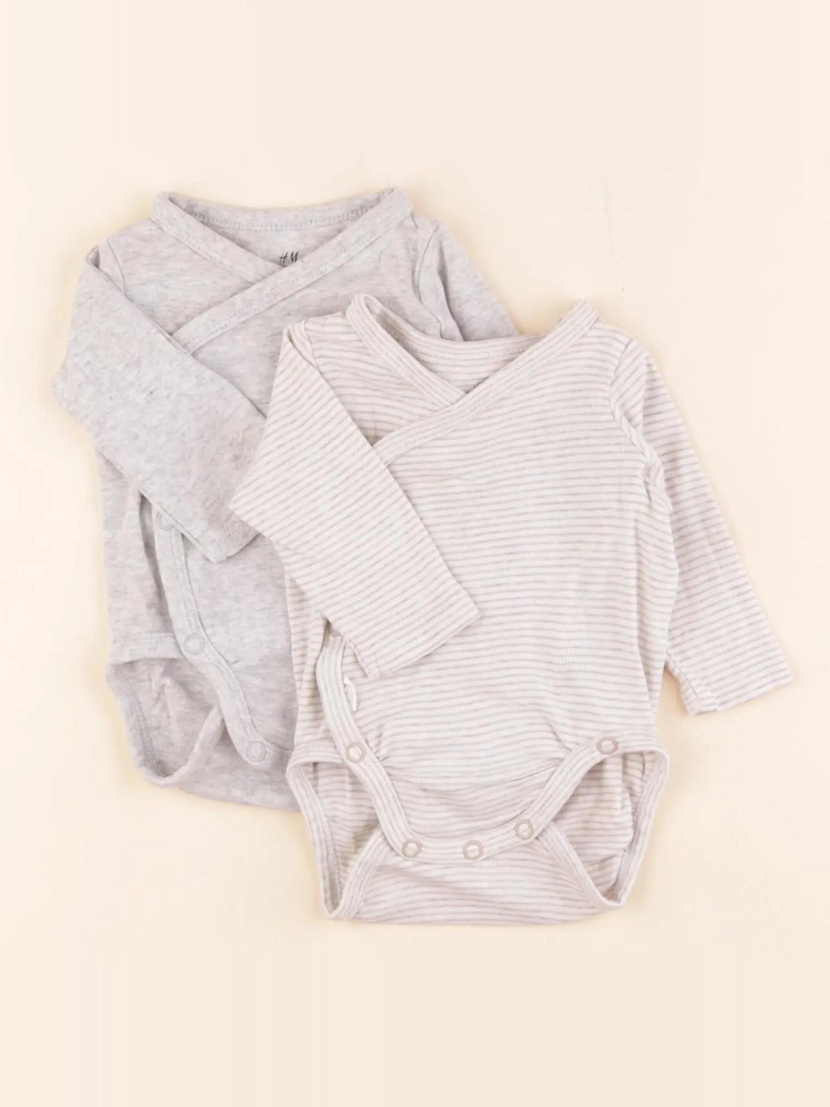 H&M - lot de 2 bodies en coton beige - 1/2 mois