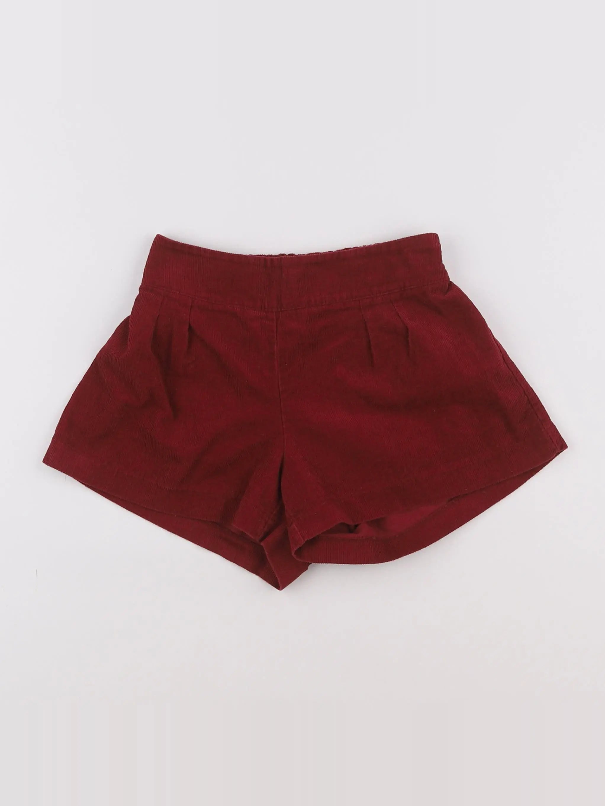 Lola Palacios - short rouge - 8 ans