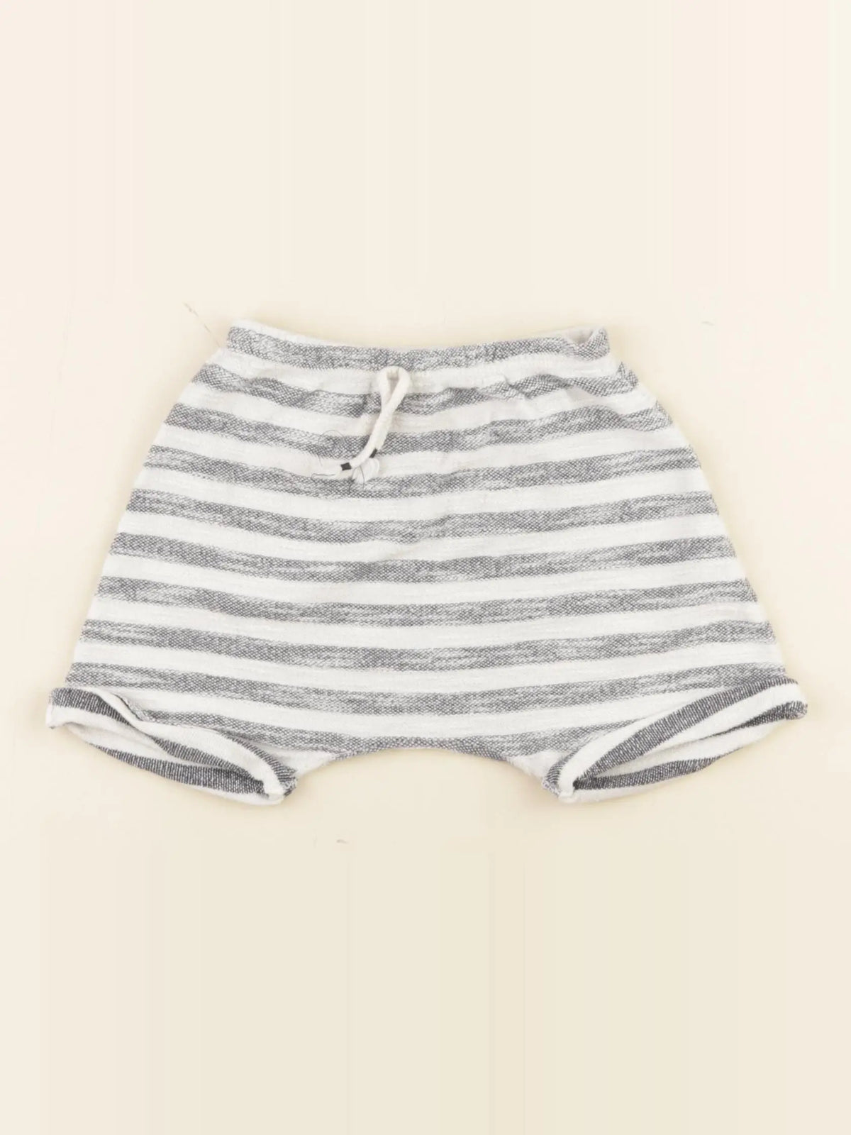 1+ In the family - short gris - 6 mois