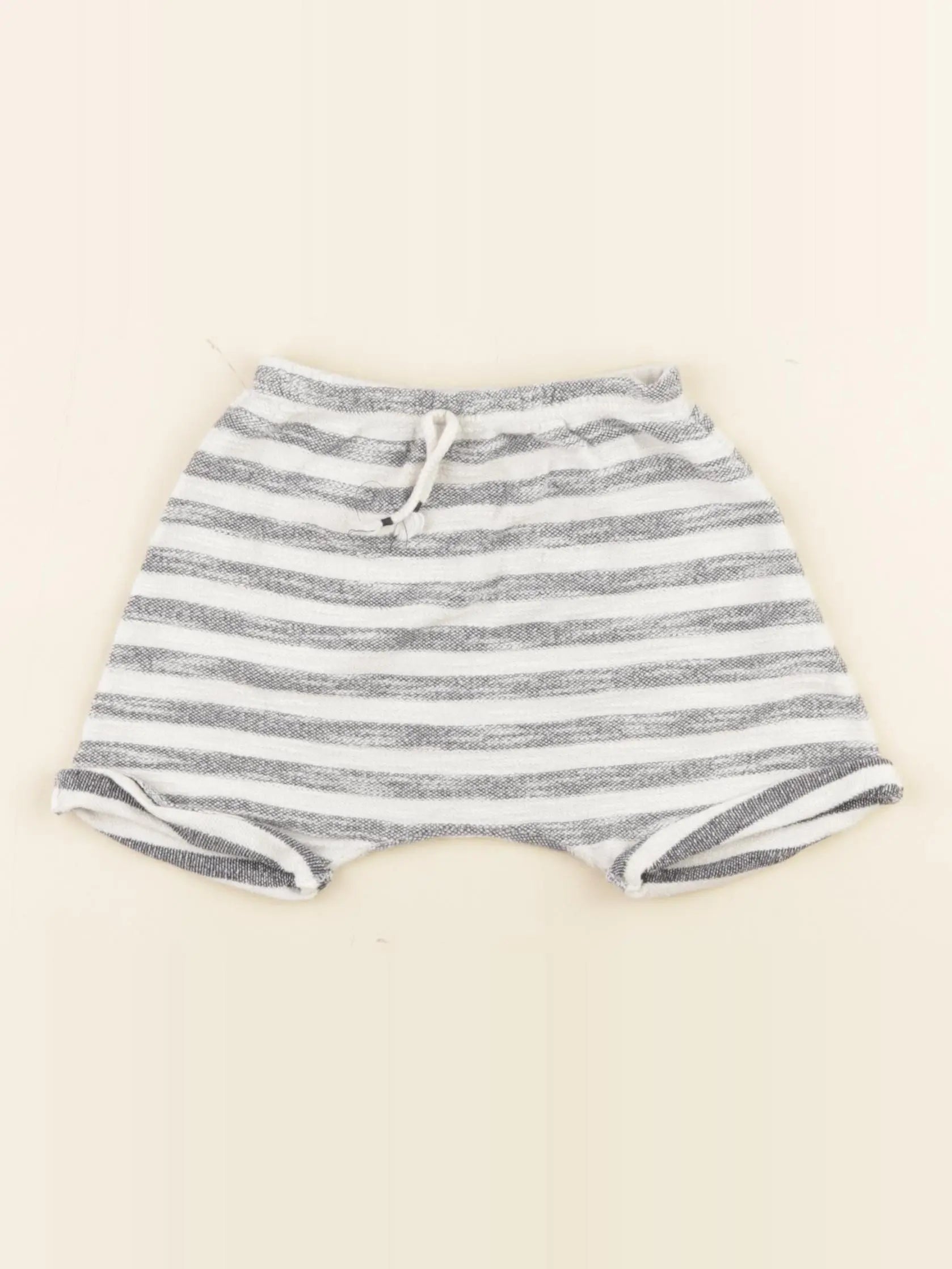 1+ In the family - short gris - 6 mois