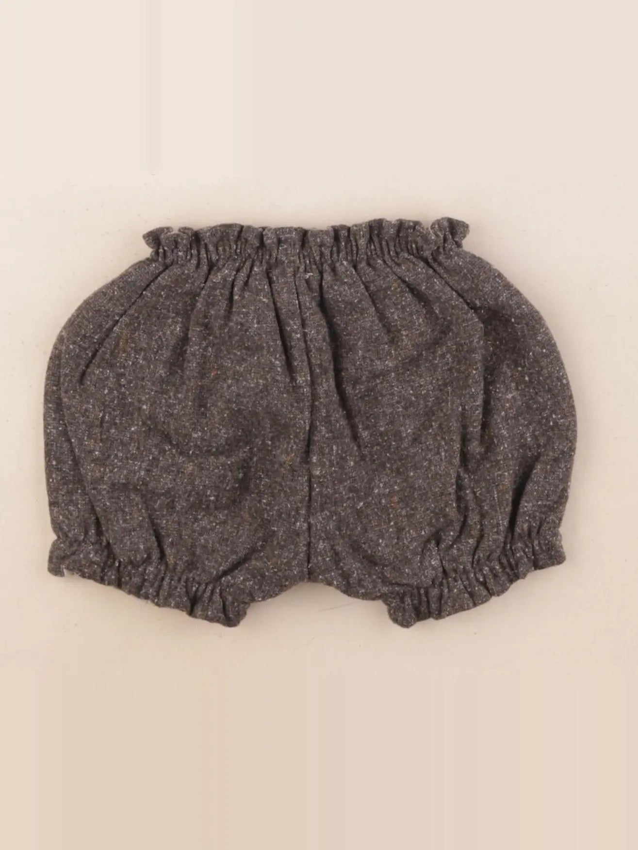 Bonnet à Pompon - short gris - 6 mois