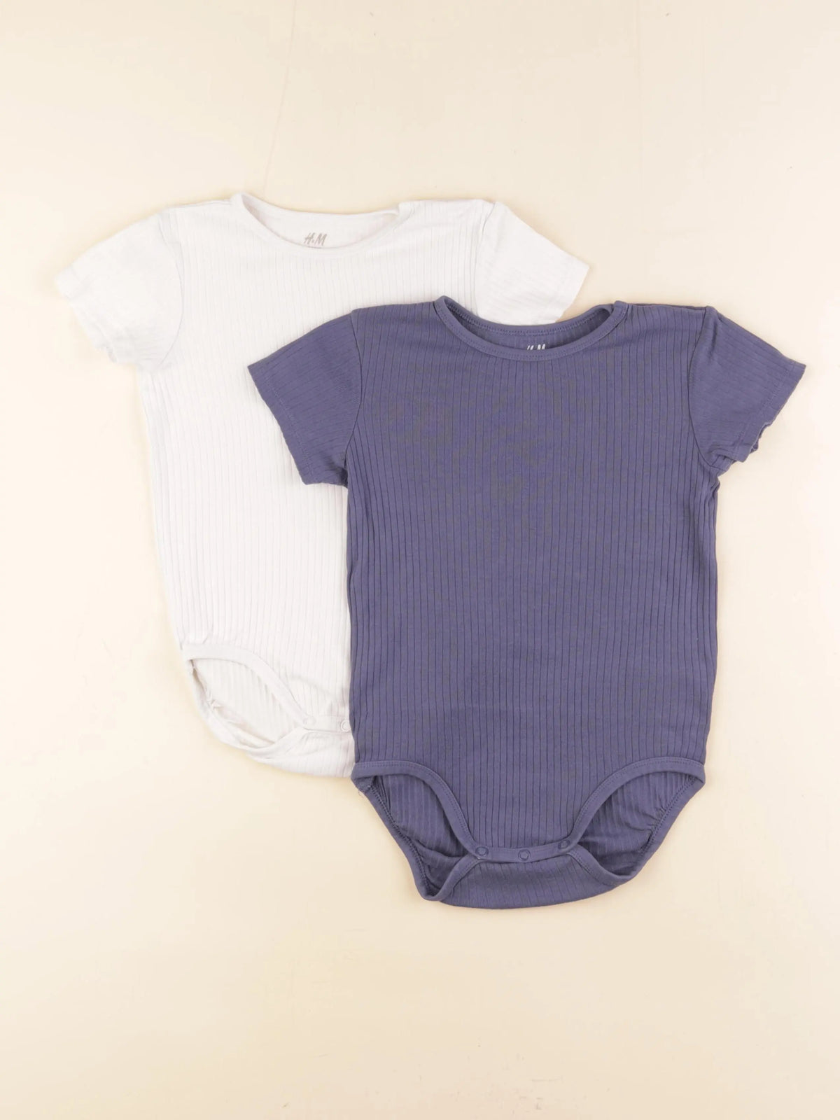 H&M - lot de 2 bodies en coton blanc, bleu - 2/3 ans