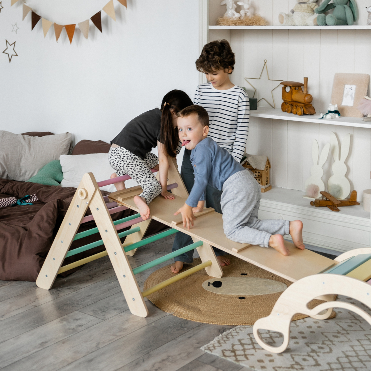 Ensemble - Triangle de Pikler + un grand toboggan à double face + bascule d’équilibre