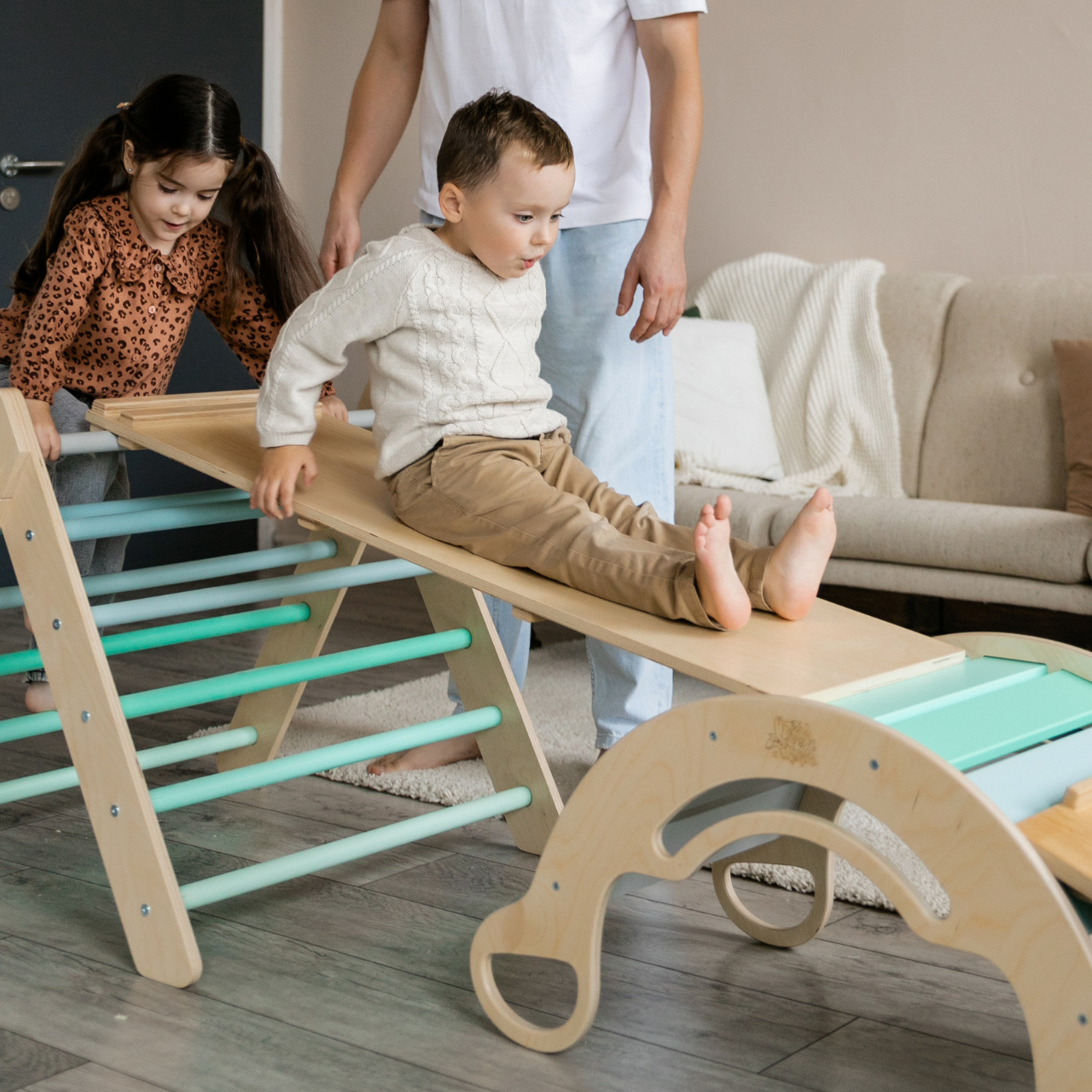 Ensemble - Triangle de Pikler + un grand toboggan à double face + bascule d’équilibre
