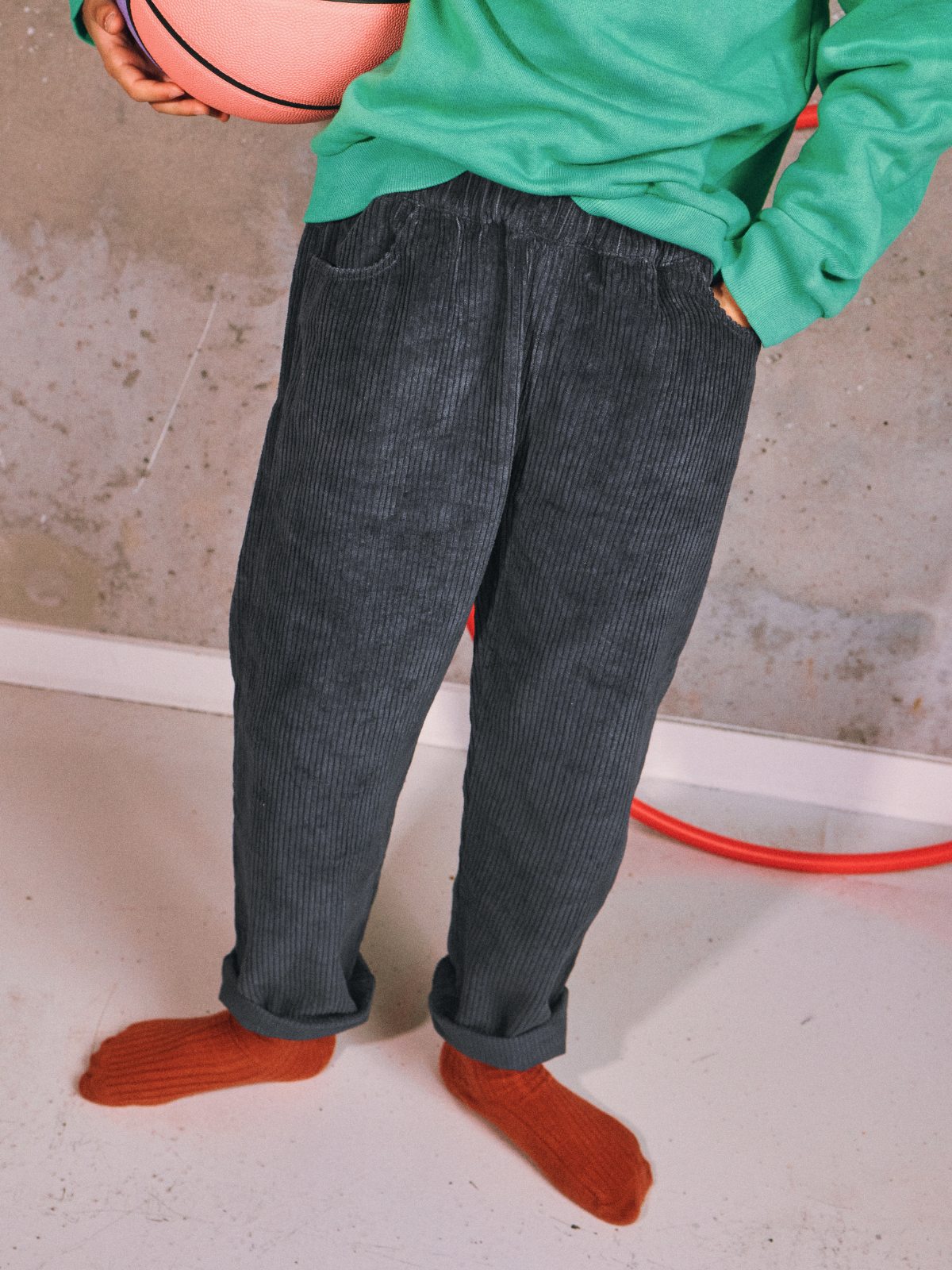 Le pantalon velours ardoise