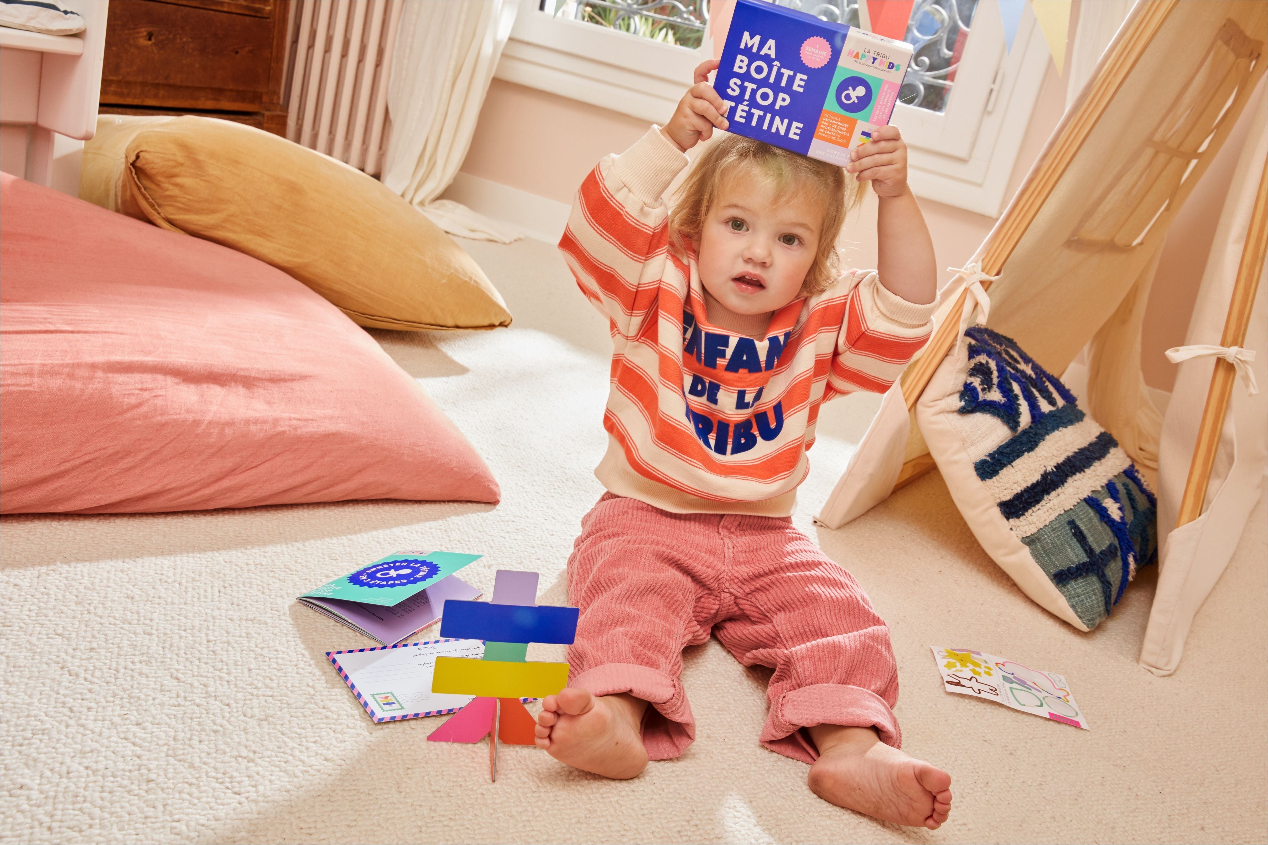 Enfant qui présente Ma Boîte Stop Tétine