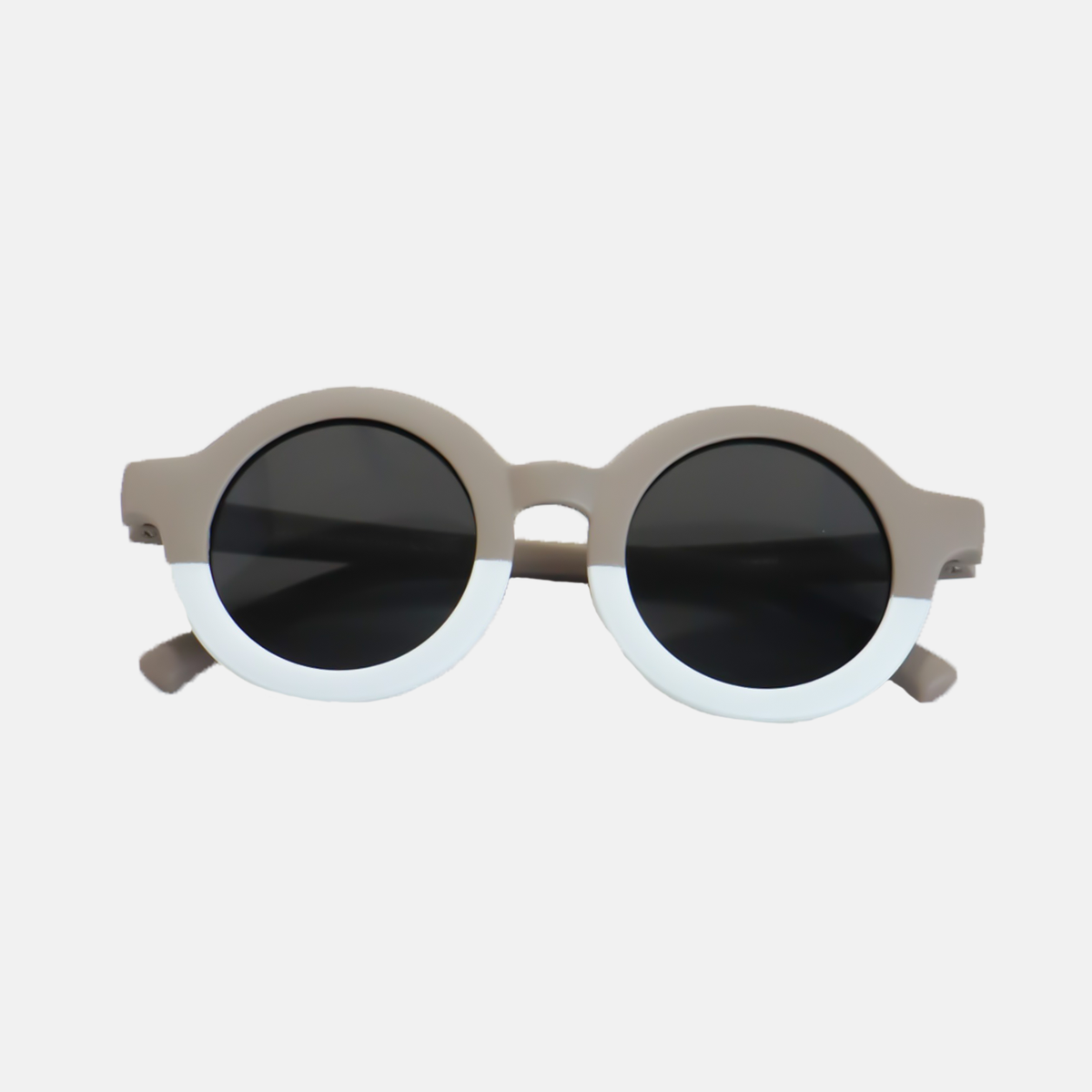 Lunettes de soleil bébé catégorie 3 Hop'Pop bicolores taupe et blanc, verres ronds noirs haute protection anti-UV, idéales pour forte luminosité.