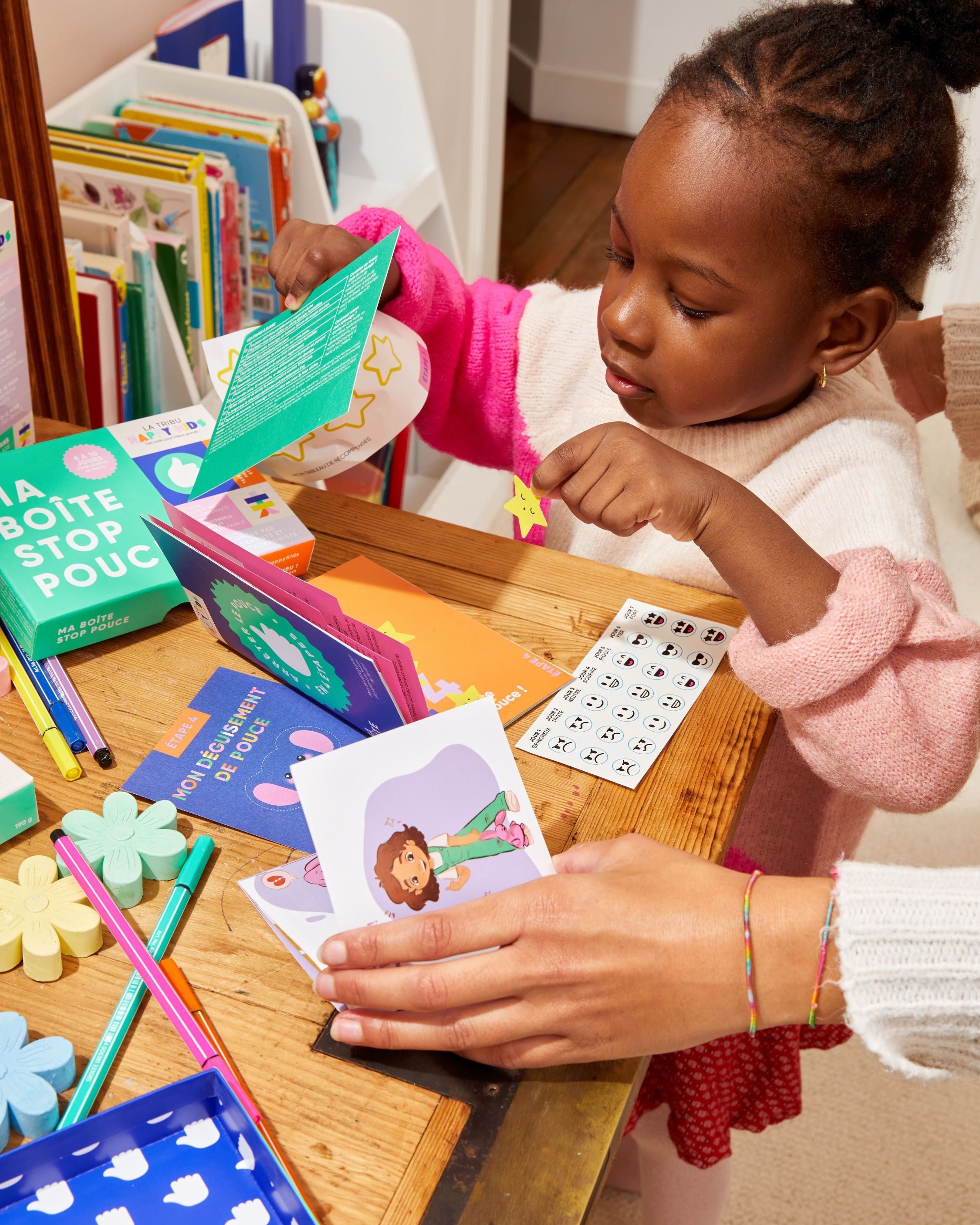 Enfant qui découvre l'intérieur de Ma Boîte Stop Pouce
