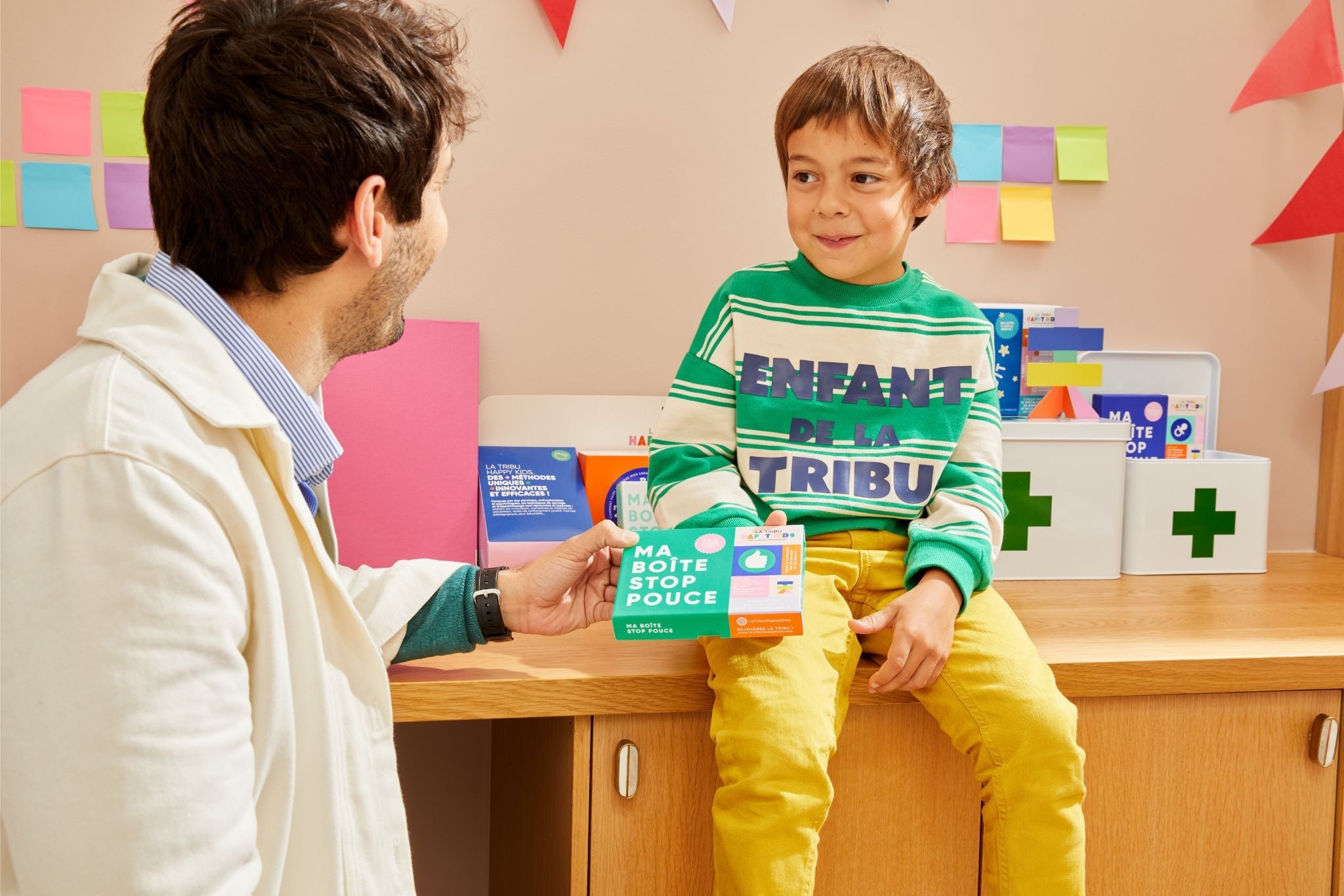Enfant qui découvre Ma Boîte Stop Pouce