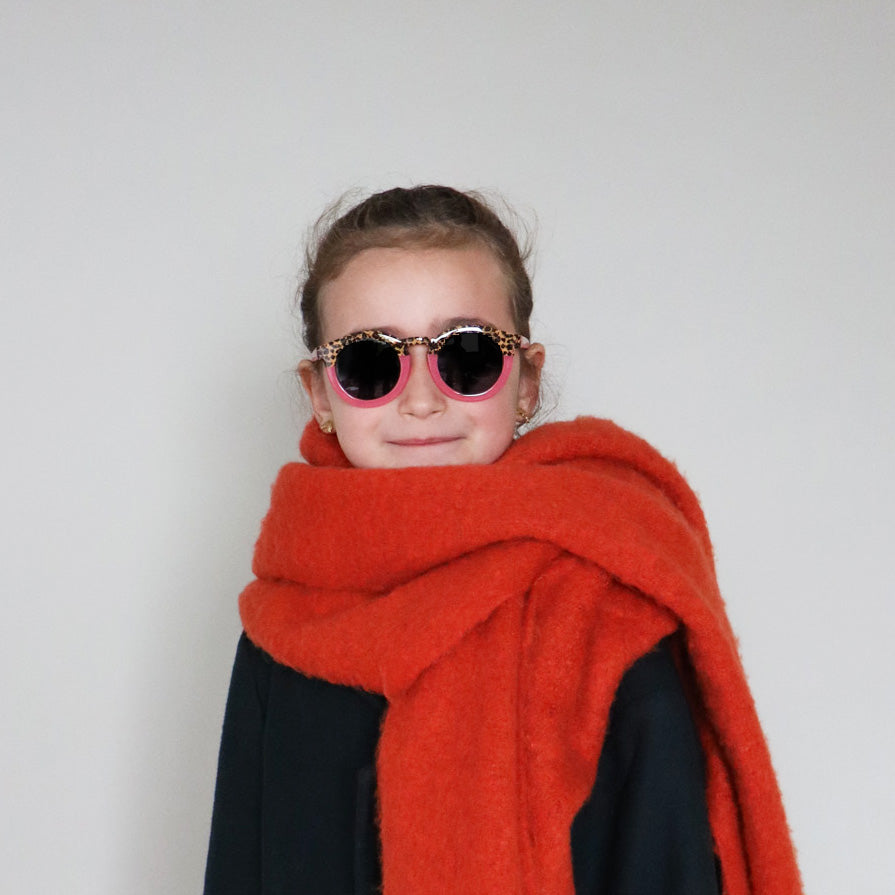Paire de lunettes de soleil pour enfants catégorie 3, avec monture en TPEE rose avec motif léopard sur le haut. Mise en situation portée
