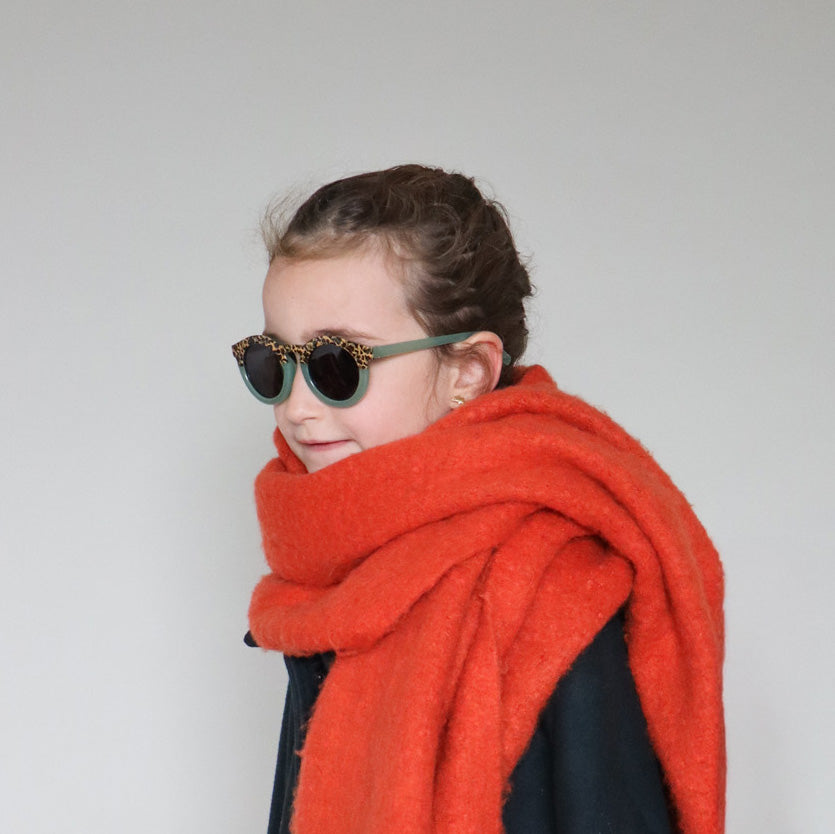 Paire de lunettes de soleil pour enfants catégorie 3, avec monture en TPEE beige avec motif léopard sur le haut. Mise en situation portée de profil