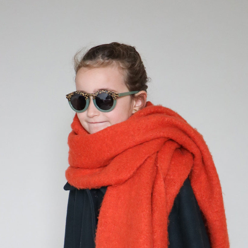 Paire de lunettes de soleil pour enfants catégorie 3, avec monture en TPEE beige avec motif léopard sur le haut. Mise en situation portée