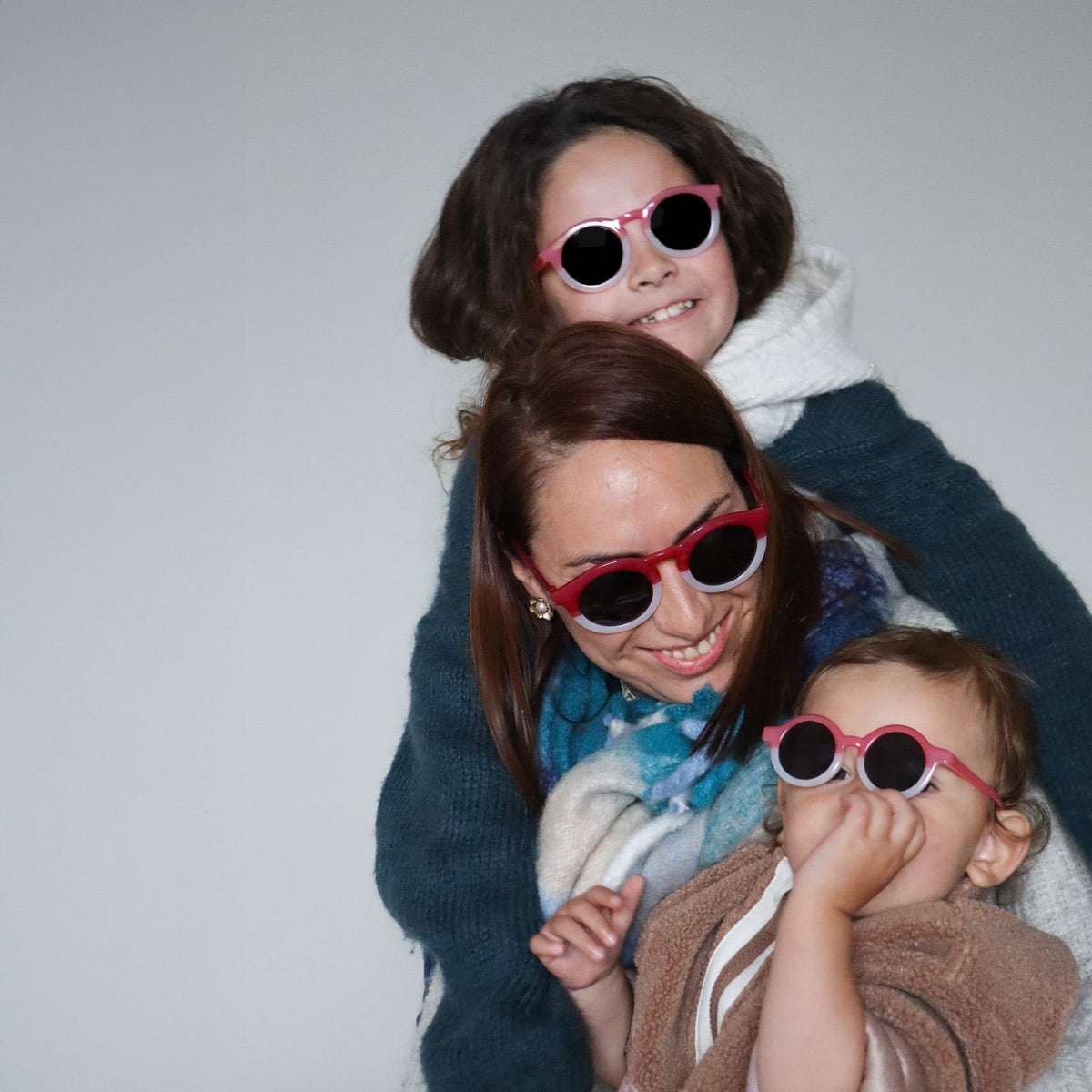 Paire de lunettes bicolore rose et blanc, monture en TPEE avec effet transparent, mise en situation portée. 3 tailles, bébé catégorie 4 jusqu'à 36 mois, enfant catégorie 3, adultes (modèle rouge et blanc)