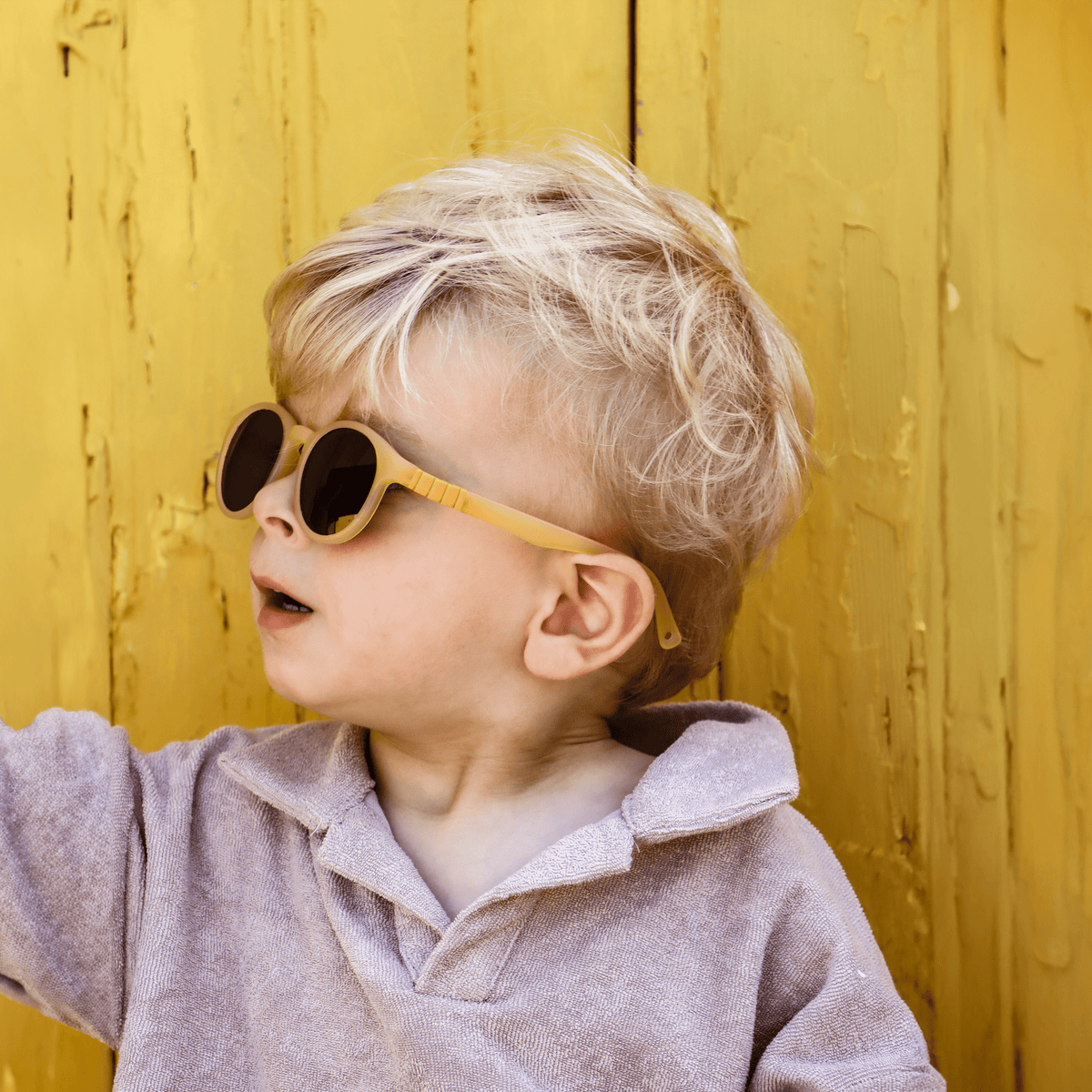 Lunette soleil bébé FLEX Moutarde vue de profil montrant la monture flexible TPEE